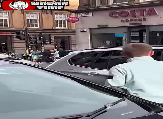 Video :This madman attacks strangers on the street, karma when he attacks the wrong person